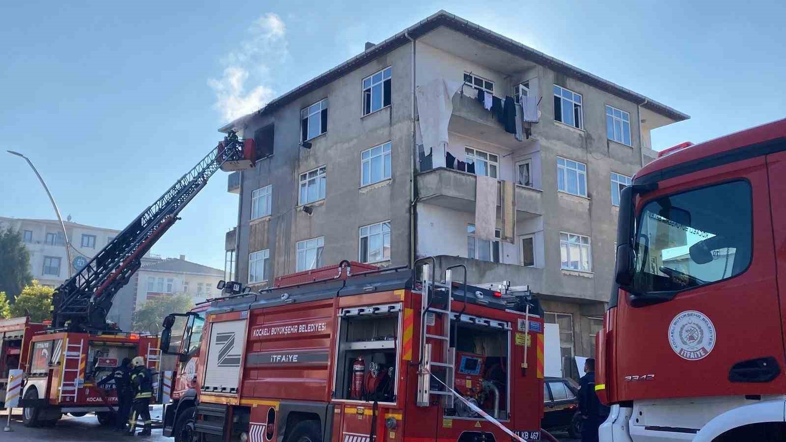 KOCAELİ'NİN KARTEPE İLÇESİNDE 4 KATLI BİNANIN EN ÜST KATINDAKİ DAİRENİN YATAK ODASINDA ÇIKAN...