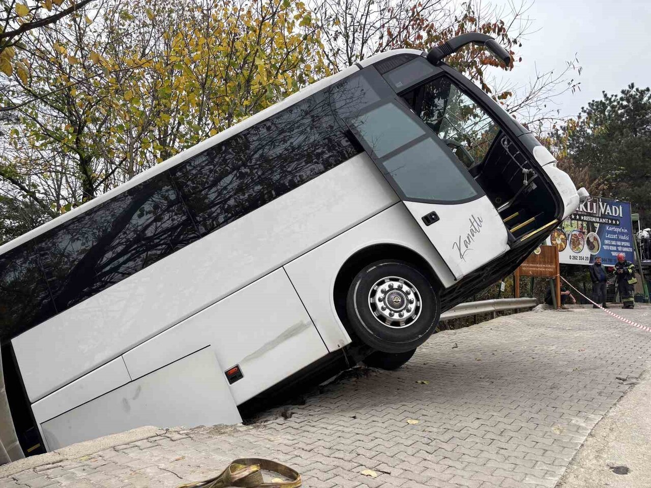 KOCAELİ'NİN KARTEPE İLÇESİNDE PARK HALİNDEYKEN HAREKET EDEN TUR OTOBÜSÜ BARİYERİ AŞIP ŞARAMPOLE...