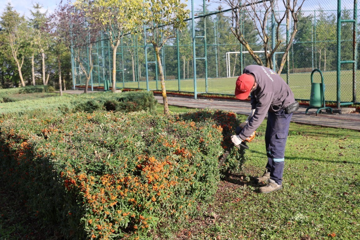 KOCAELİ'NİN KIŞ VE DOĞA TURİZMİ İLE ÜNLÜ İLÇESİ KARTEPE'DE, BELEDİYE EKİPLERİ TARAFINDAN PARK...