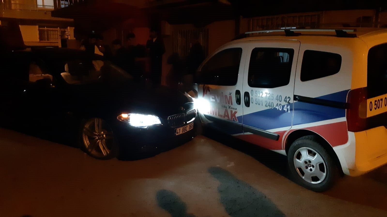 KOCAELİ'NİN KÖRFEZ İLÇESİNDE BİR ŞAHIS, LÜKS OTOMOBİLİNİN İÇİNDE DEFALARCA BIÇAKLANDI. YARALI...