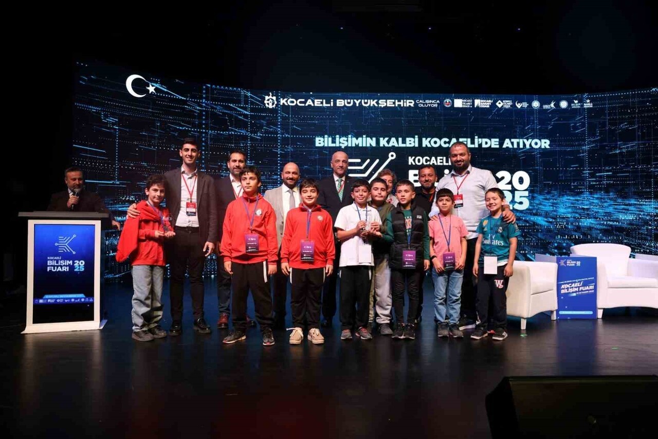 KOCAELİ BİLİŞİM FUARI'NDA GERÇEKLEŞTİRİLEN PANELDE, SPORUN DİJİTALLEŞME SÜRECİ MASAYA YATIRILARAK...