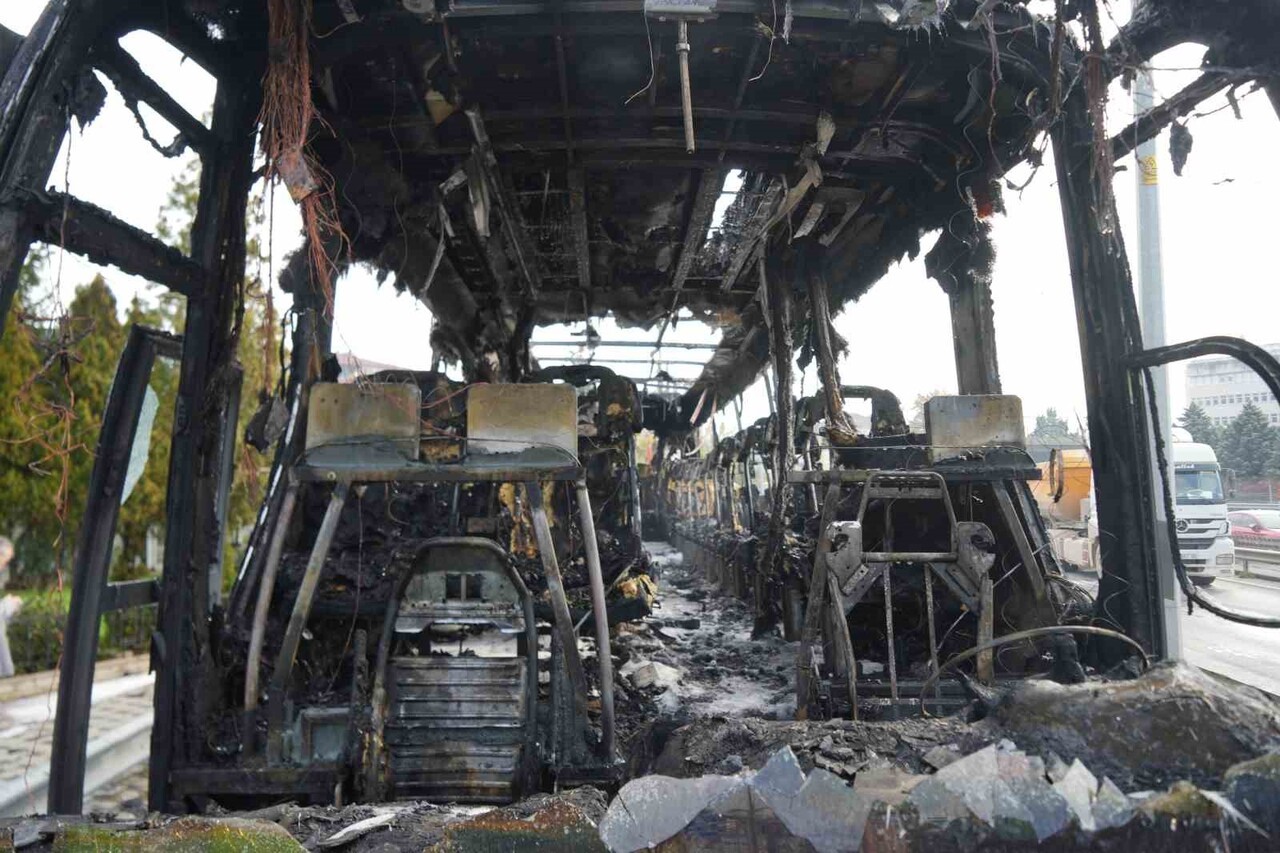 KOCAELİ D100 KARAYOLU'NDA YENİ ALINAN VE BAKIMDAN ÇIKARILAN OTOBÜS ALEVLERE TESLİM OLDU. MEYDANA...