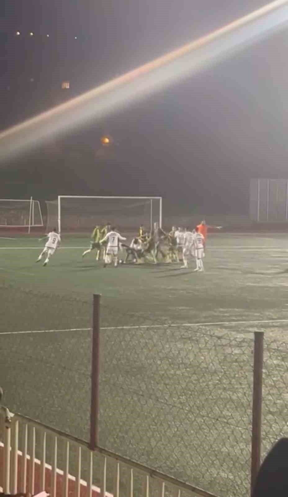 KOCAELİ’DE DERİNCE BİRLİK İLE BEYLİKBAĞI KARADENİZ ARASINDA OYNANAN KARŞILAŞMADA SAHA KARIŞTI....