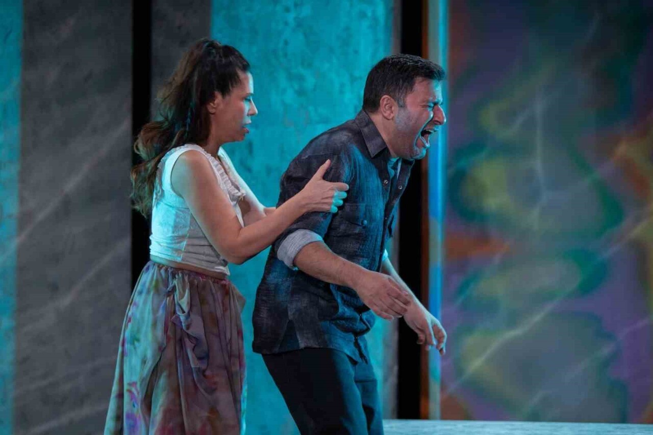 KOCAELİ ŞEHİR TİYATROLARI’NIN HAFIZAYA, AŞKA VE ZAMANA DOKUNAN YENİ OYUNU "UNUTMAK" SEYİRCİYLE...