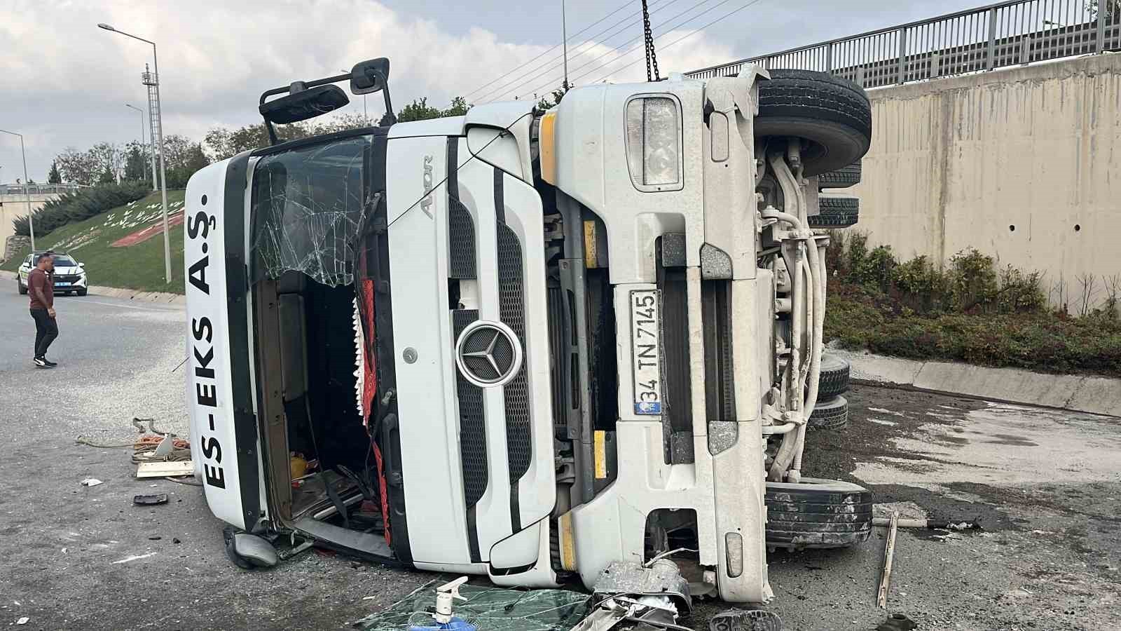 KOCAELİ TEM OTOYOLU'NDA KONTROLDEN ÇIKAN MICIR YÜKLÜ KAMYON DEVRİLDİ. SÜRÜCÜ YARALANIRKEN, KAPANAN...