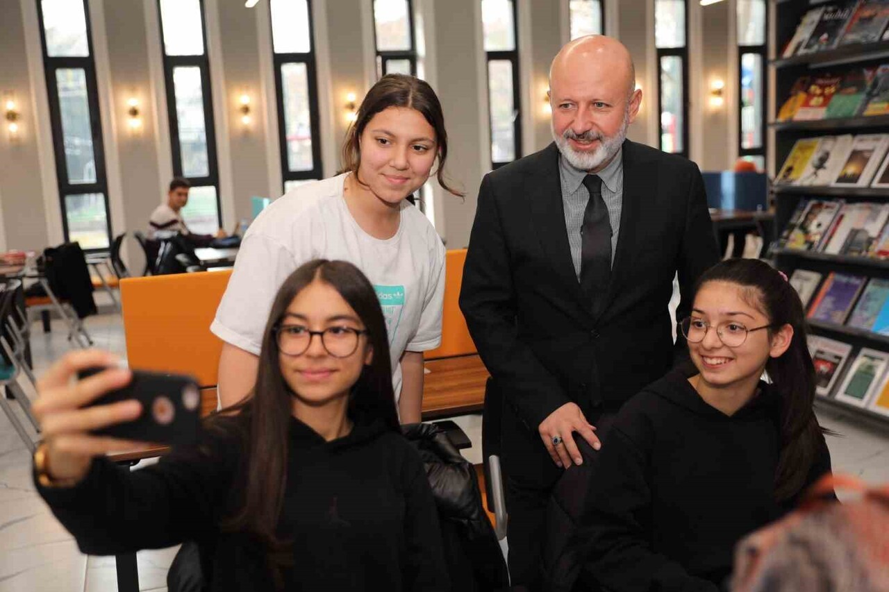 KOCASİNAN BELEDİYE BAŞKANI AHMET ÇOLAKBAYRAKDAR’IN “KÜTÜPHANELERLE ZENGİNLEŞTİRİLMİŞ BİR ŞEHİR...