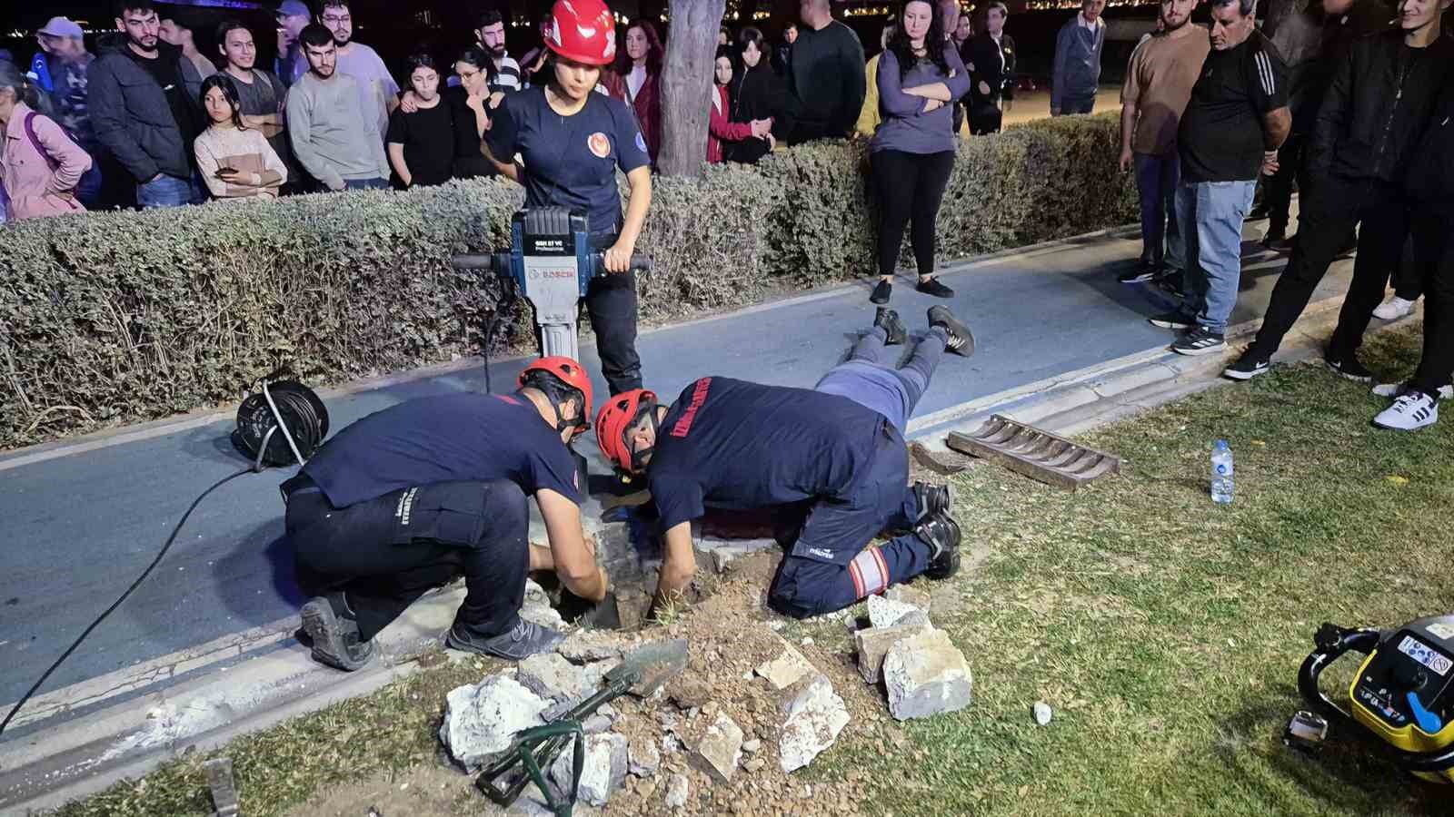 KONAK İSKELESİ YAKININDA YAĞMUR SUYU IZGARASINA DÜŞEREK KANAL BORUSUNA SIKIŞAN VE BEŞ GÜNDÜR KAYIP...