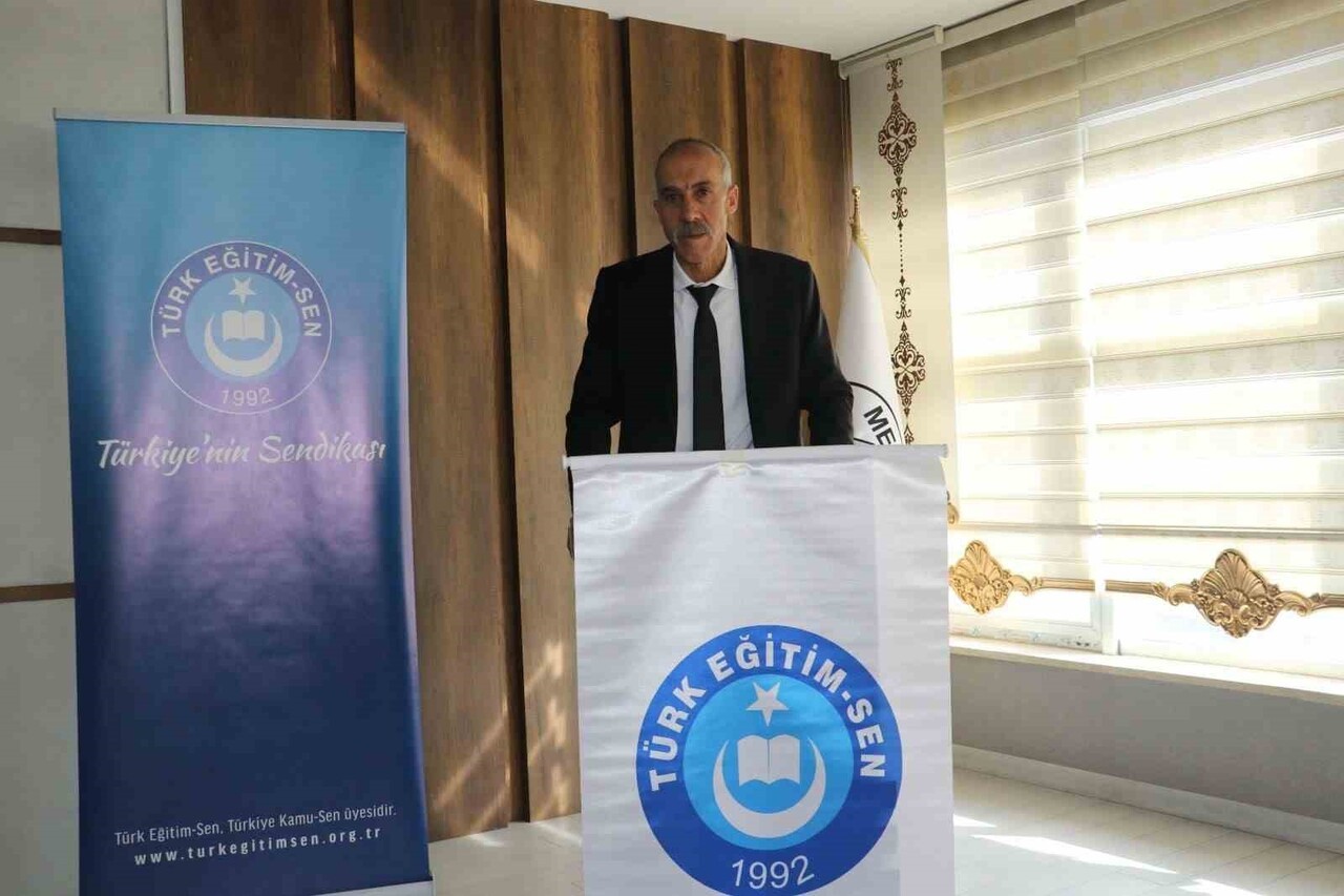 KONGREDE KONUŞAN TÜRK EĞİTİM SEN DİYARBAKIR ŞUBE BAŞKANI AHMET BÜRHAN, "SENDİKA OLARAK BİRİNCİ...