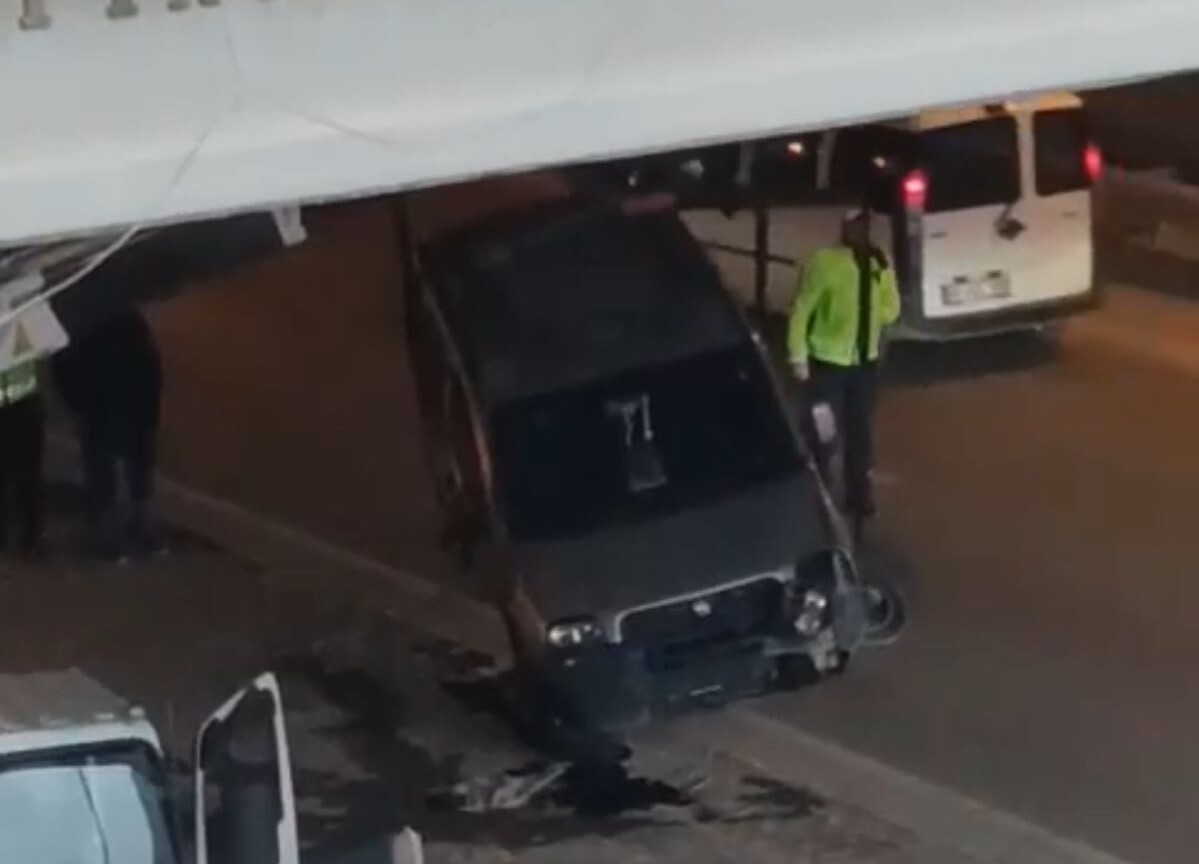 KONTROLDEN ÇIKAN HAFİF TİCARİ ARAÇ REFÜJE ÇARPTI: 1 YARALI