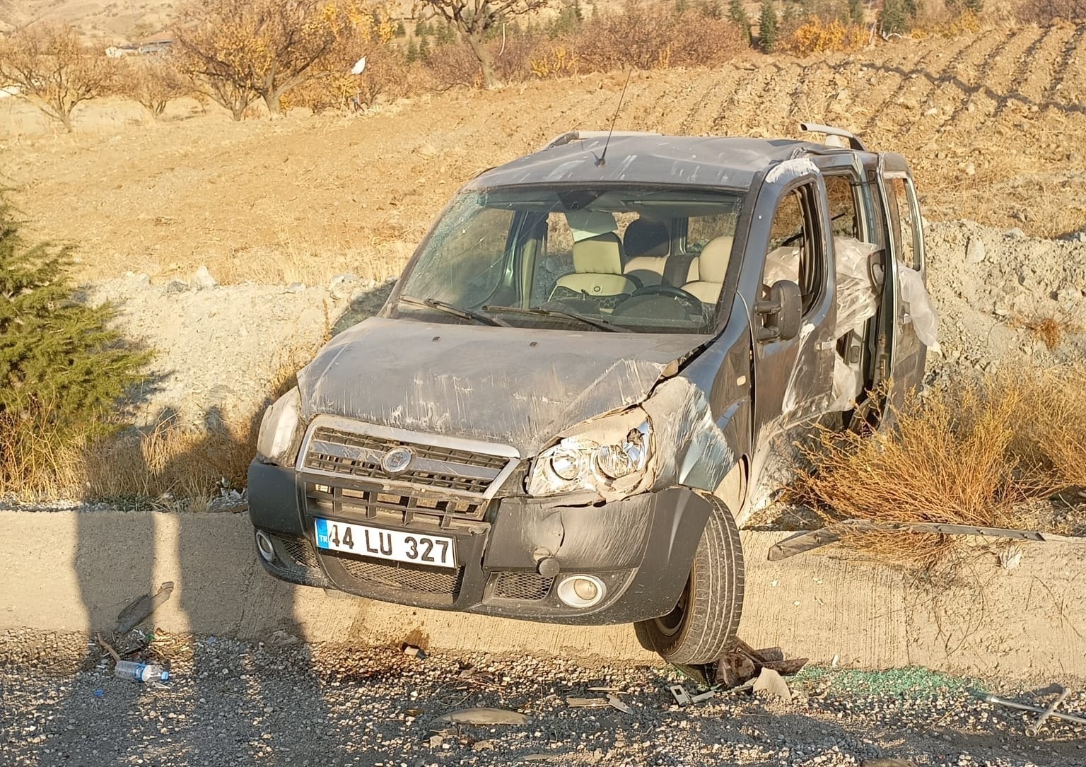 KONTROLDEN ÇIKAN HAFİF TİCARİ ARAÇ SU TAHLİYE KANALINA ÇARPTI: 1 YARALI