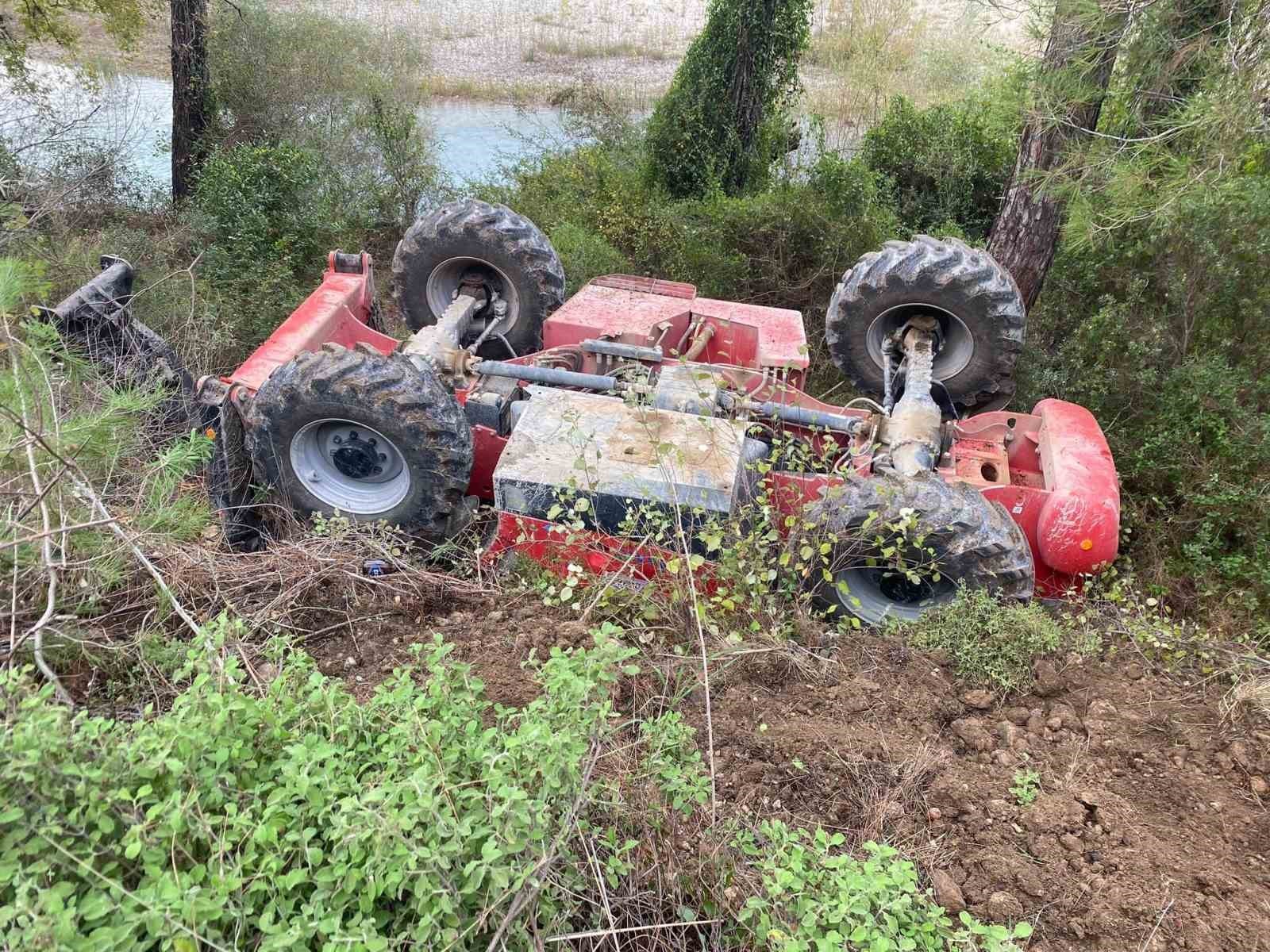 KONTROLDEN ÇIKAN İŞ MAKİNASI ŞARAMPOLE DEVRİLDİ