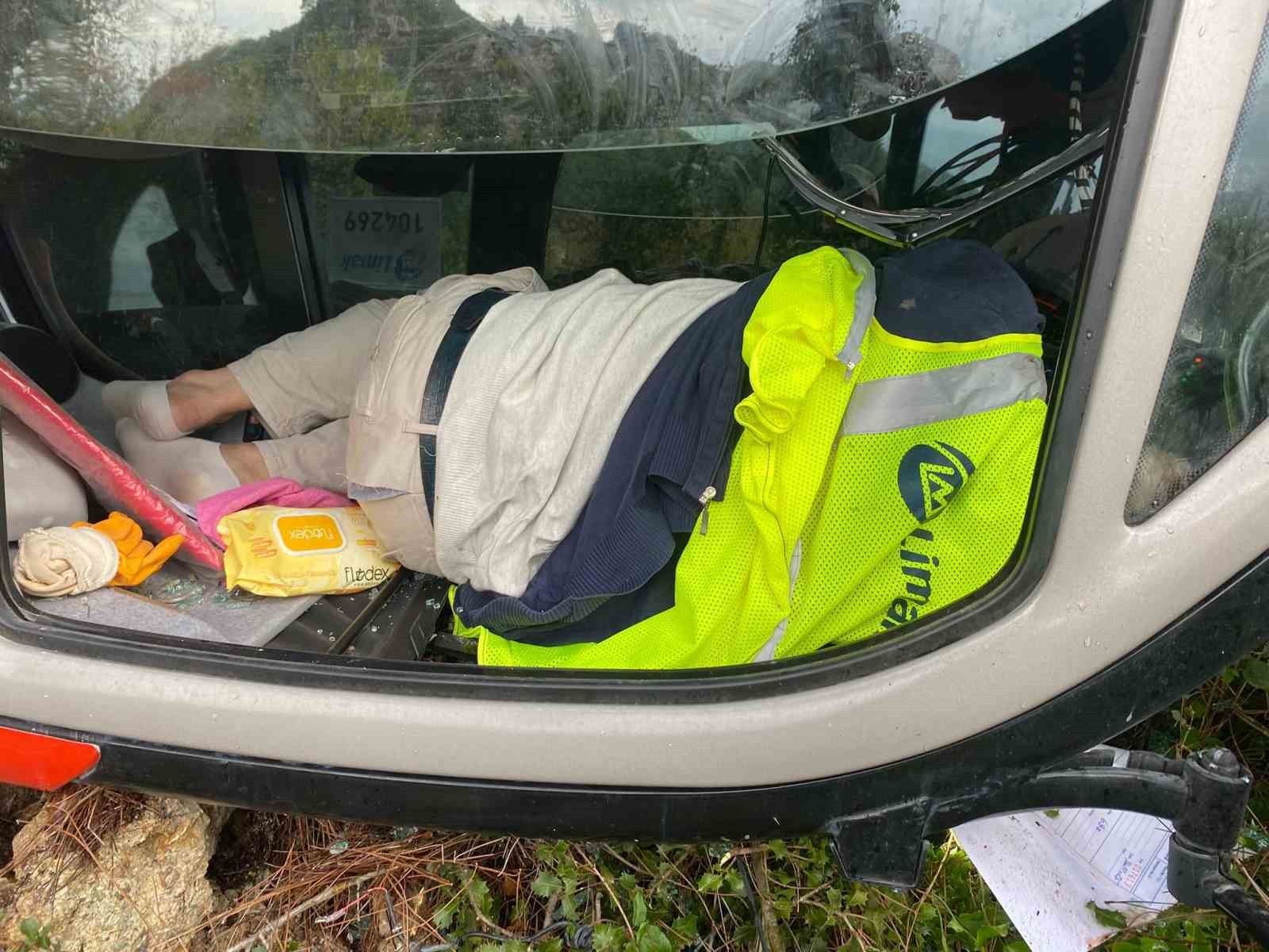 KONTROLDEN ÇIKAN İŞ MAKİNASI ŞARAMPOLE DEVRİLDİ