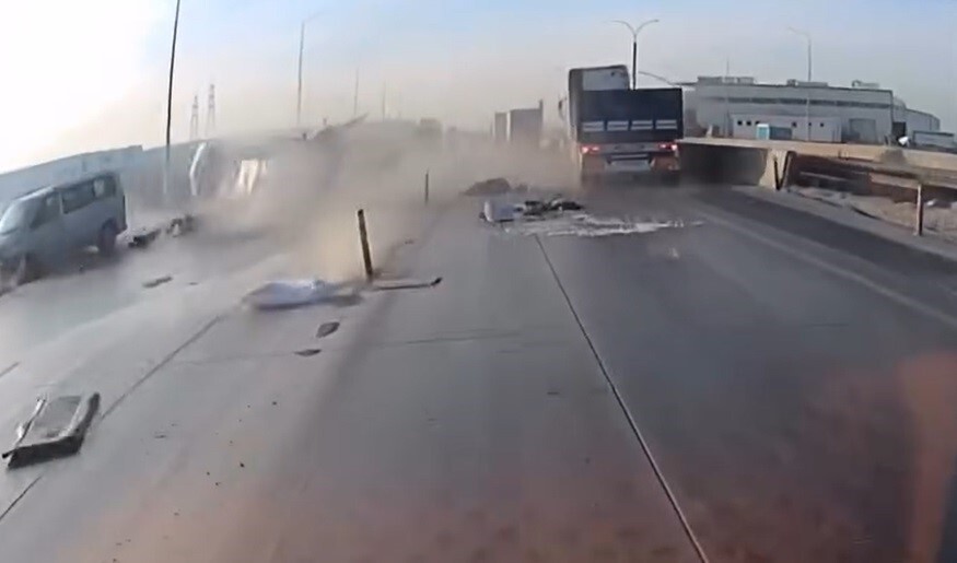 KONYA'DA HATALI SOLLAMA YAPMAYA ÇALIŞAN HAFİF TİCARİ ARACIN SÜRÜCÜSÜNÜN KONTROLÜNDEN ÇIKMASI...