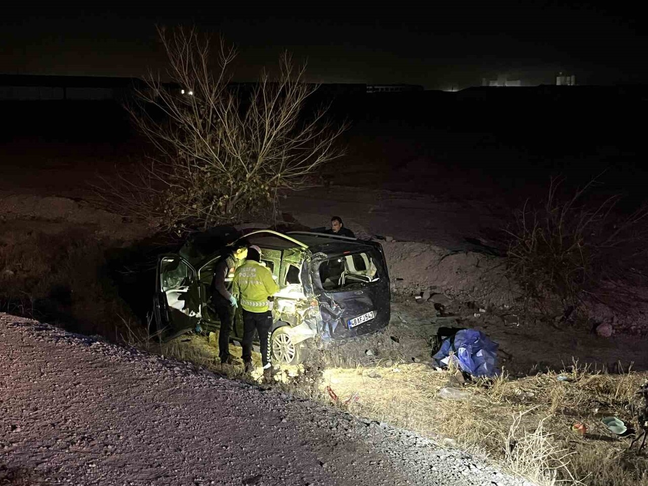 KONYA'DA SÜRÜCÜSÜNÜN DİREKSİYON HAKİMİYETİNİ KAYBEDEN HAFİF TİCARİ ARAÇ ŞARAMPOLE DEVRİLDİ. KAZADA...