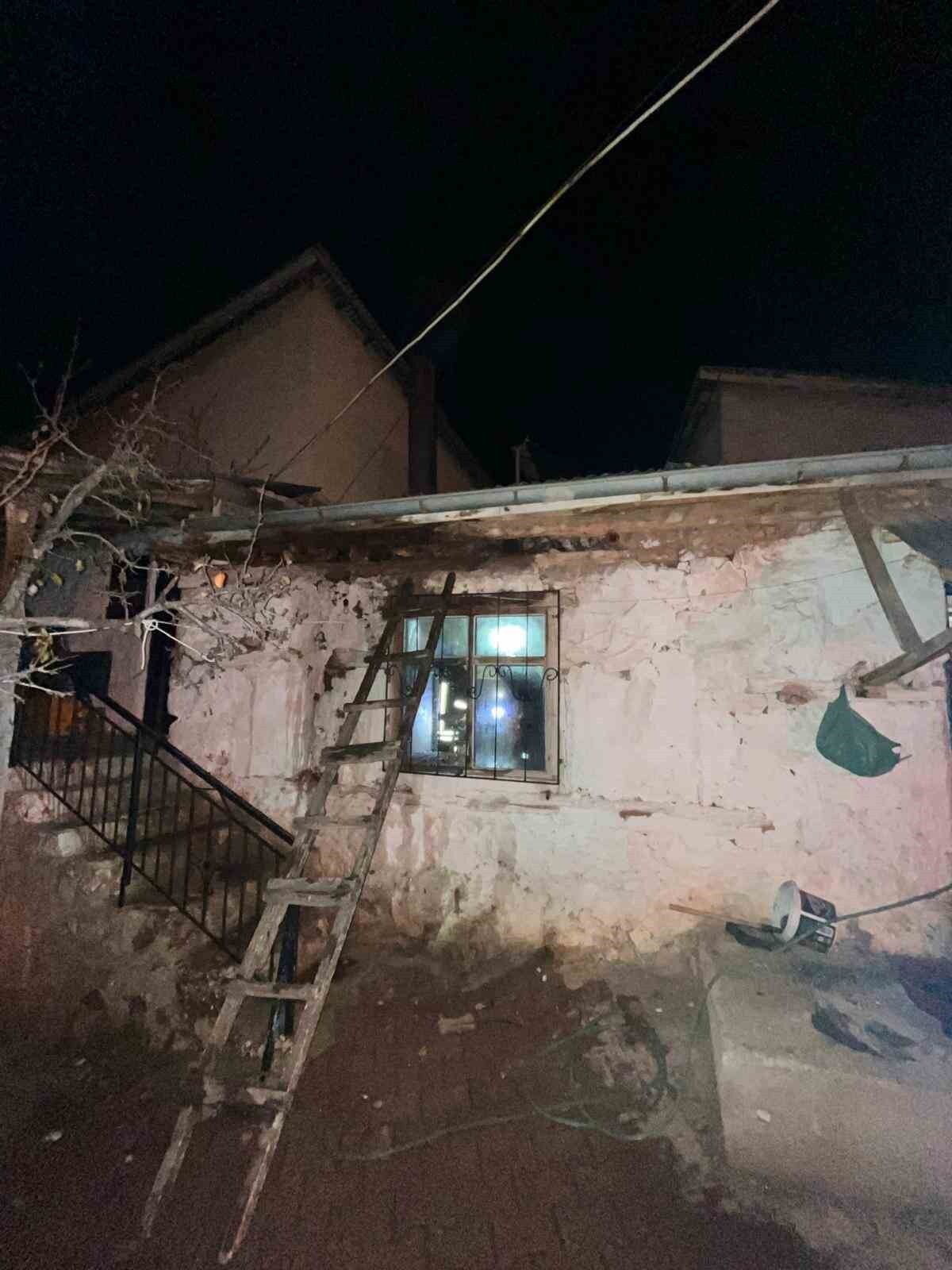 KONYA'NIN BOZKIR İLÇESİNDE BACA TEMİZLİĞİ SIRASINDA ÇIKAN KÜÇÜK ÇAPLI YANGIN İTFAİYE EKİPLERİNCE...