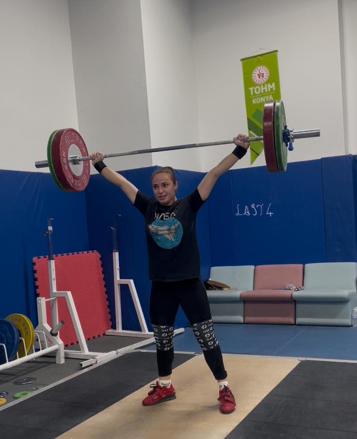 KONYA'NIN KARAPINAR İLÇESİNDE İLKOKULA BAŞLADIĞINDA YAKANTOP OYNADIĞI SIRADA BEDEN ÖĞRETMENİ...