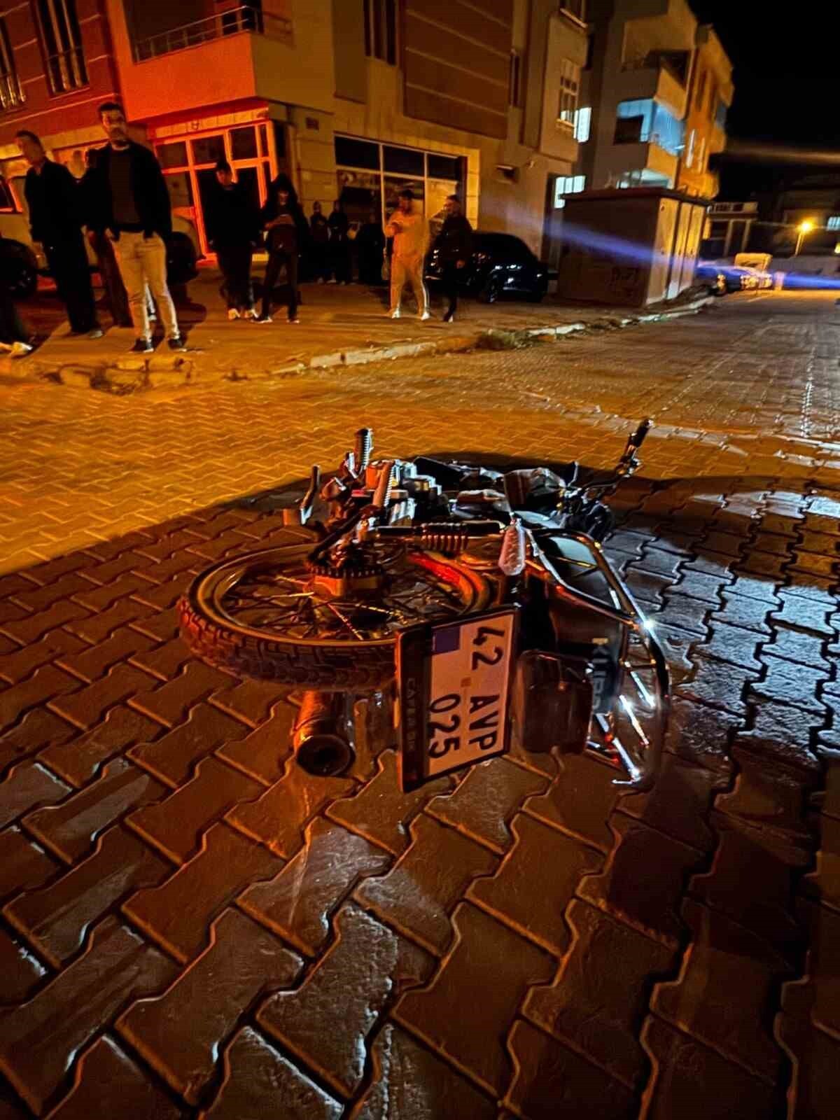 KONYA'NIN KARAPINAR İLÇESİNDE MOTOSİKLET İLE OTOMOBİLİN ÇARPIŞMASI SONUCU MEYDANA GELEN KAZADA 2...