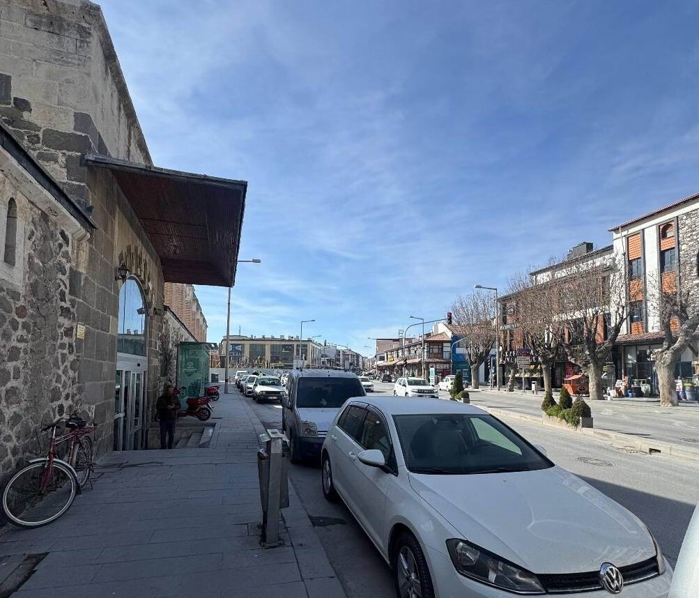 KONYA'NIN KARAPINAR İLÇESİNDE POLİS EKİPLERİ, OTOBÜS DURAKLARI ÖNÜNE PARK EDEN ARAÇLARA YÖNELİK...