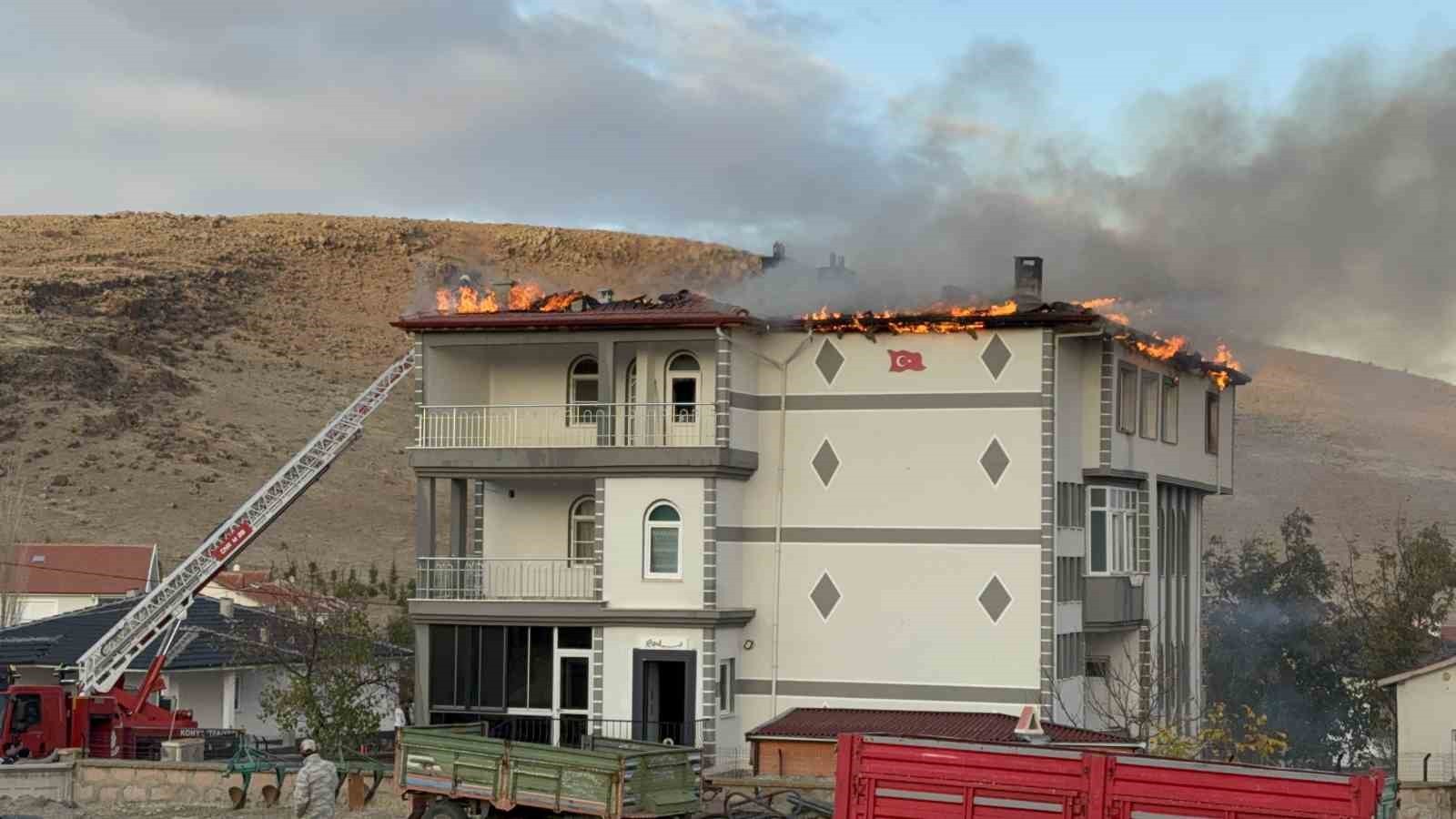KONYA'NIN KULU İLÇESİNDE MÜSTAKİL EVDE ÇIKAN YANGIN, İTFAİYE EKİPLERİNİN MÜDAHALESİYLE...