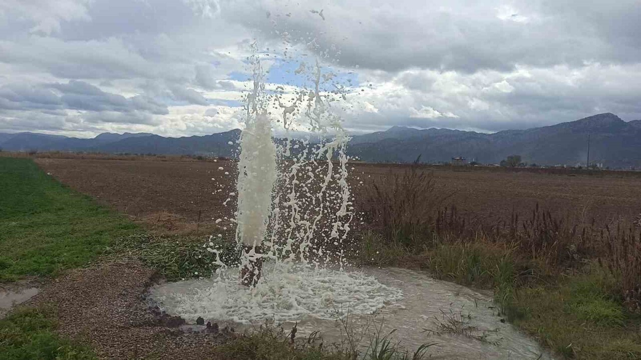 KONYA BÖLGESİNDE YAŞANAN KURAKLIĞA RAĞMEN YILLAR ÖNCE YAPILAN KUYUDAN SU FIŞKIRIYOR.