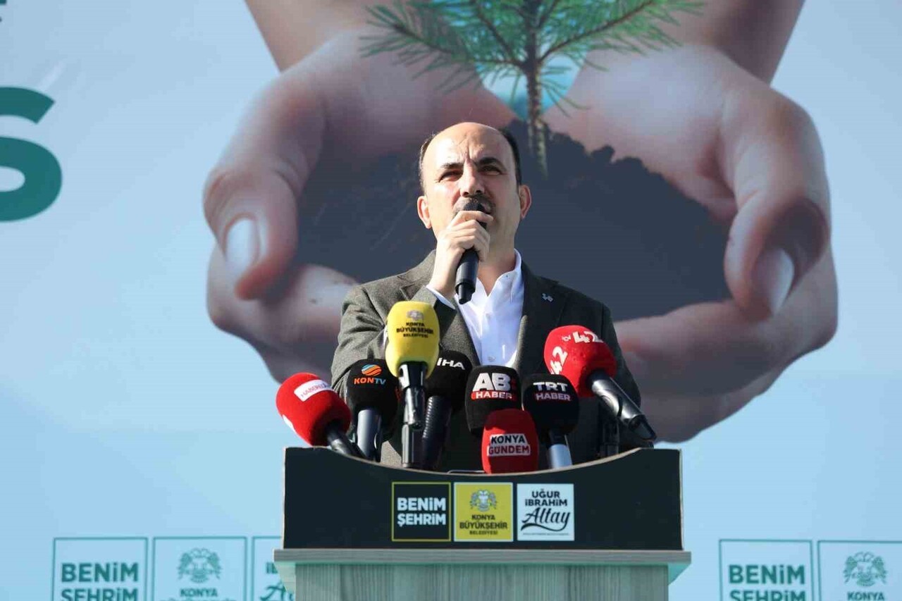 KONYA BÜYÜKŞEHİR BELEDİYE BAŞKANI UĞUR İBRAHİM ALTAY DA FİDAN DİKİM PROGRAMINDA GENÇLERLE BİR...