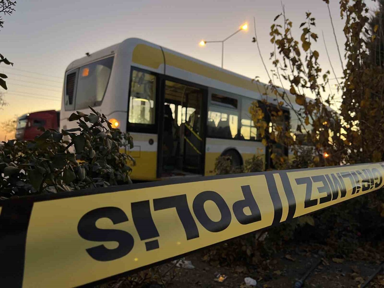 KONYA’DA BELEDİYE OTOBÜSÜNÜN İÇİNDE ÇIKAN BIÇAKLI KAVGADA BİR KİŞİ AĞIR YARALANDI. KAÇAN ŞÜPHELİYİ...