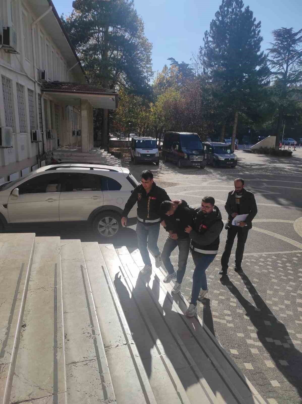 KONYA’NIN AKŞEHİR İLÇESİNDE POLİS EKİPLERİ GERÇEKLEŞTİRDİĞİ İKİ AYRI OPERASYONDA BİN 600 ADET...