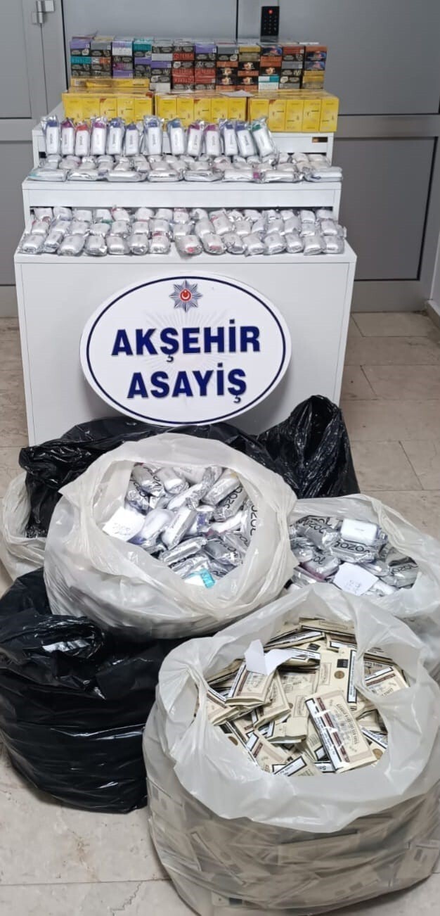 KONYA’NIN AKŞEHİR İLÇESİNDE POLİS EKİPLERİ GERÇEKLEŞTİRDİĞİ İKİ AYRI OPERASYONDA BİN 600 ADET...