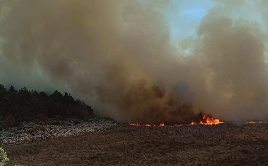 KONYA’NIN BEYŞEHİR İLÇESİNDE İKİ AYRI SAZLIK ALANDA YANGIN ÇIKTI.