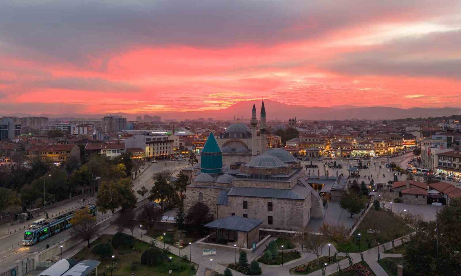 KONYA’NIN TARİHİ VE KÜLTÜREL MEKANLARI GÜN BATIMINDA KARTPOSTALLIK MANZARALAR OLUŞTURDU.