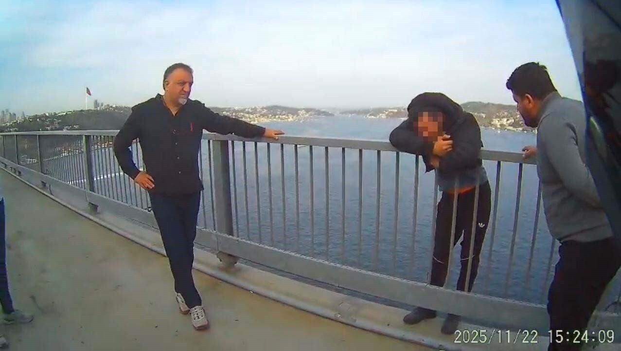 KORKULUKLARA ÇIKAN ŞAHSI POLİS EKİPLERİ VE VATANDAŞLARIN İKNA EDEREK İNTİHARDAN VAZGEÇİRDİĞİ ANLAR...