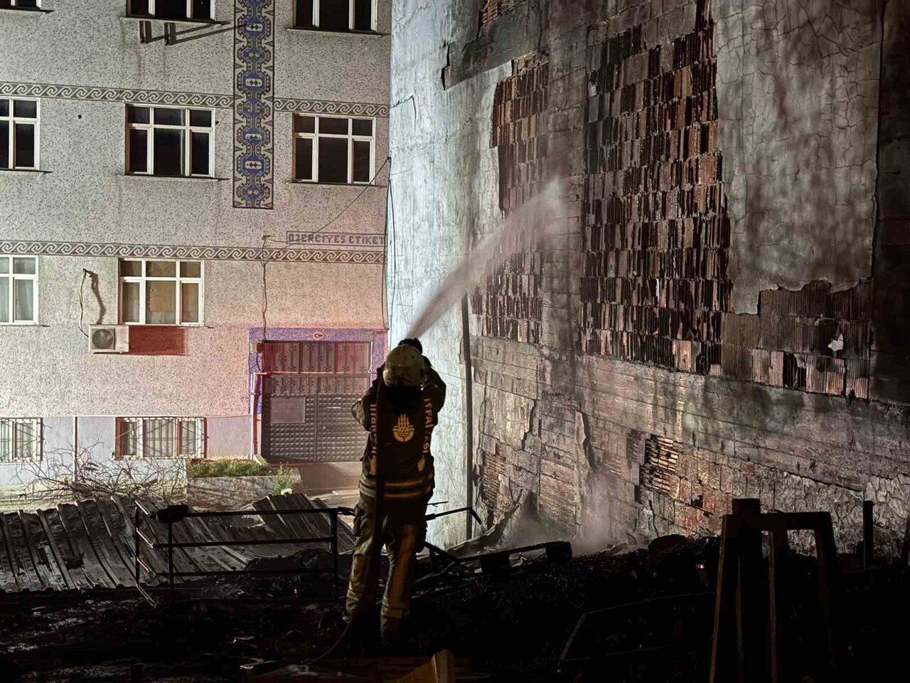 KÜÇÜKÇEKMECE’DE GERİ DÖNÜŞÜM ATIK TESİSİ ALEVLERE TESLİM OLDU  1