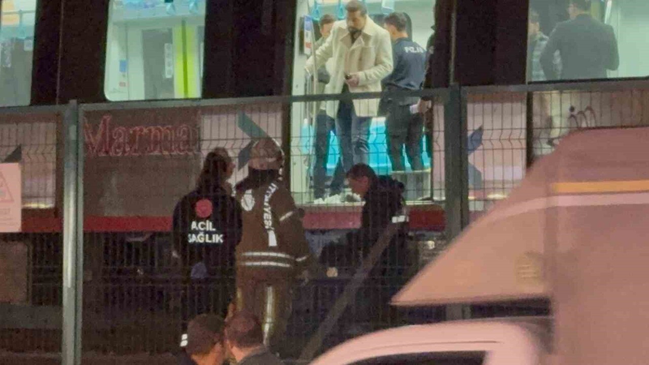 KÜÇÜKÇEKMECE MARMARAY DURAĞINDA, ERKEK BİR ŞAHIS TRENİN GELDİĞİ SIRADA RAYLARA ATLADI. ŞAHIS...