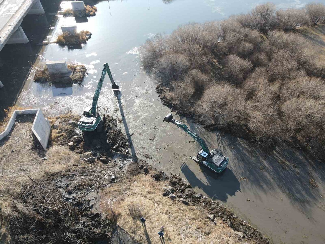 KURA NEHRİ’NDE YAPILAN TEMİZLİK ÇALIŞMASI. (OLGUN YILDIZ/ARDAHAN-İHA)