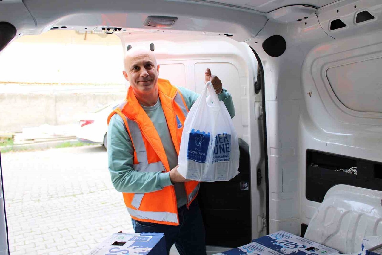 KUŞADASI’NDA ÇOCUKLARIN GELİŞİMİ İÇİN PERİYODİK SÜT DAĞITIMI DEVAM EDİYOR