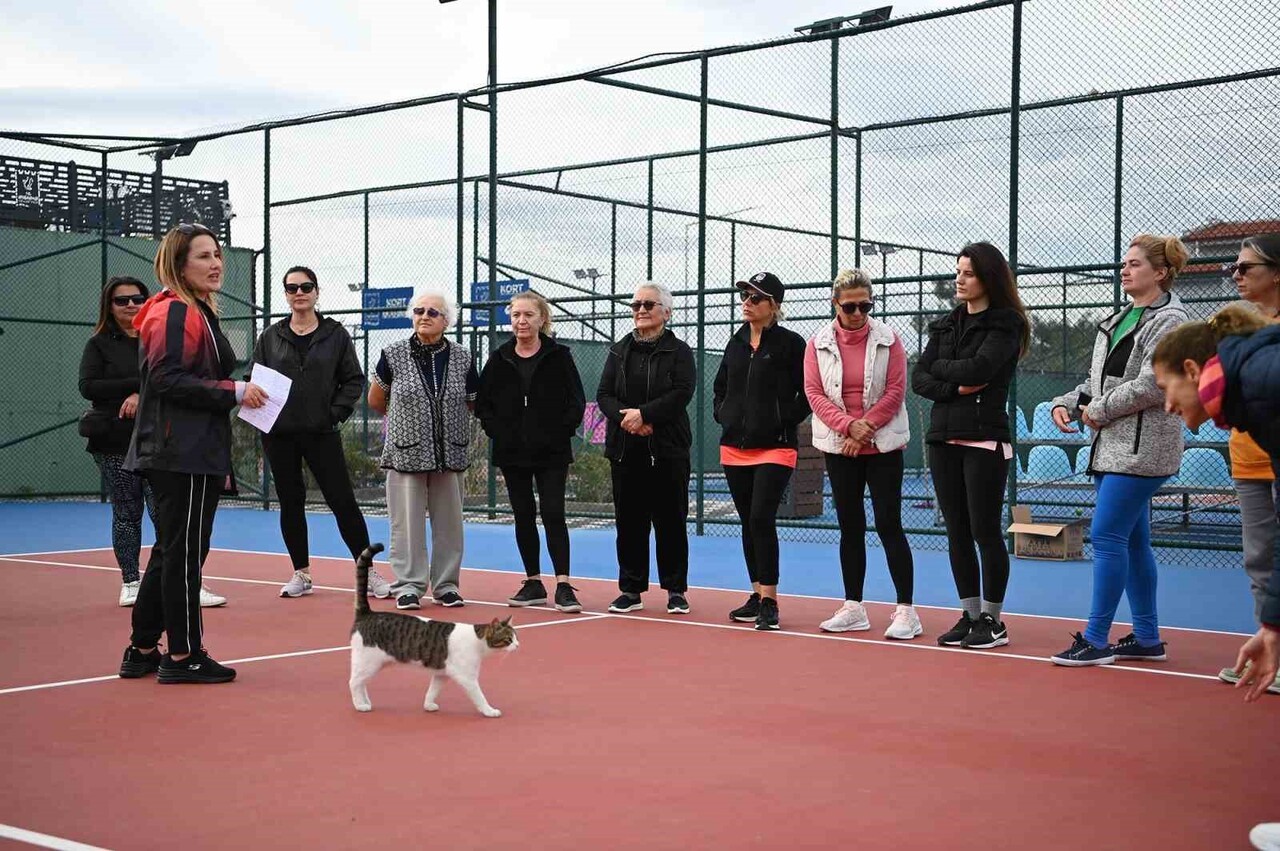 KUŞADASI’NDA KADINLARA ‘YAKIN SAVUNMA TEKNİKLERİ’ EĞİTİMİ VERİLDİ