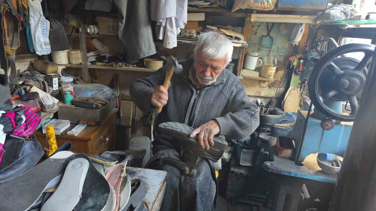 KÜTAHYA'DA 65 YILDIR AYAKKABI TAMİRCİLİĞİ YAPAN 78 YAŞINDAKİ MEHMET ERSULAK, MESLEĞİN GİDEREK YOK...