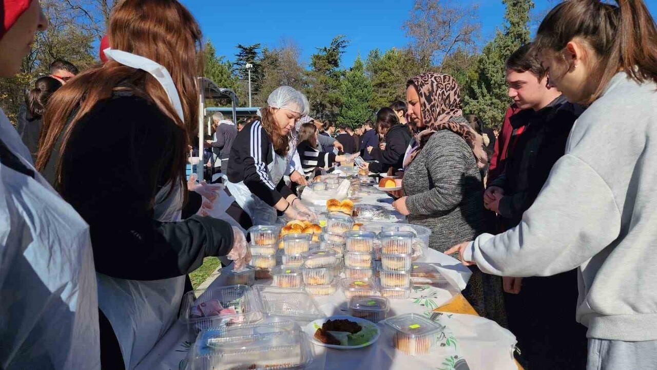 KÜTAHYA'DA BULUNAN KILIÇARSLAN ANADOLU LİSESİ'NDE ÇEVREME DUYARLIYIM DEĞERLERİME SAHİP ÇIKIYORUM...