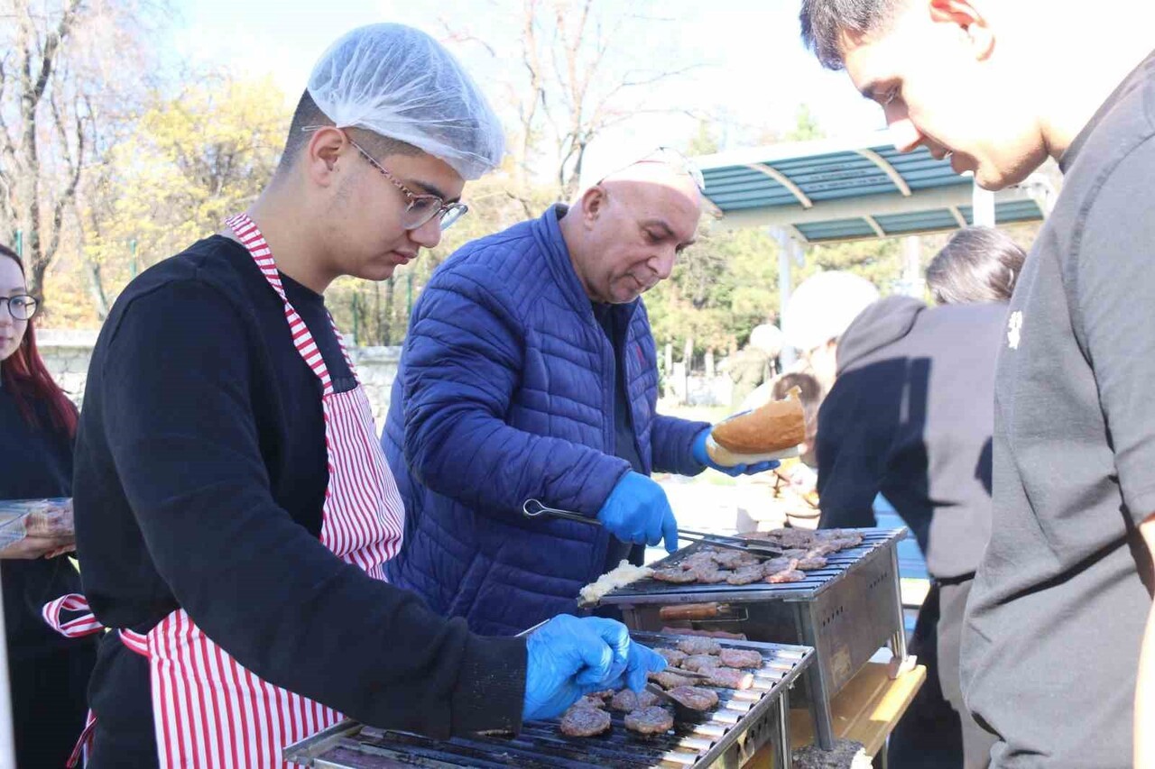 KÜTAHYA'DA BULUNAN KILIÇARSLAN ANADOLU LİSESİ'NDE ÇEVREME DUYARLIYIM DEĞERLERİME SAHİP ÇIKIYORUM...