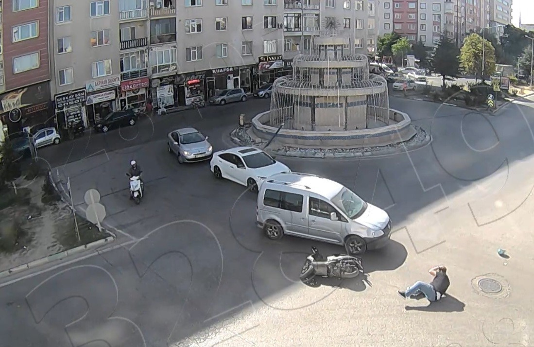 KÜTAHYA'DA İKİ AYRI MOTOSİKLET KAZASI KAMERALARA YANSIDI
