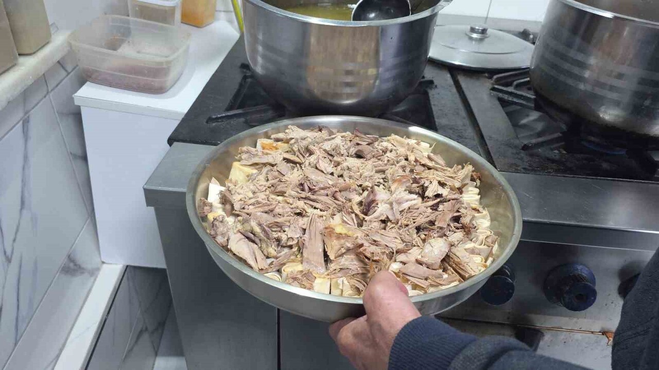 KÜTAHYA'DA KIŞ AYLARININ VAZGEÇİLMEZ LEZZETLERİNDEN BİRİ OLAN DOĞAL 'KAZ ETİ TİRİDİ' SEZONU...