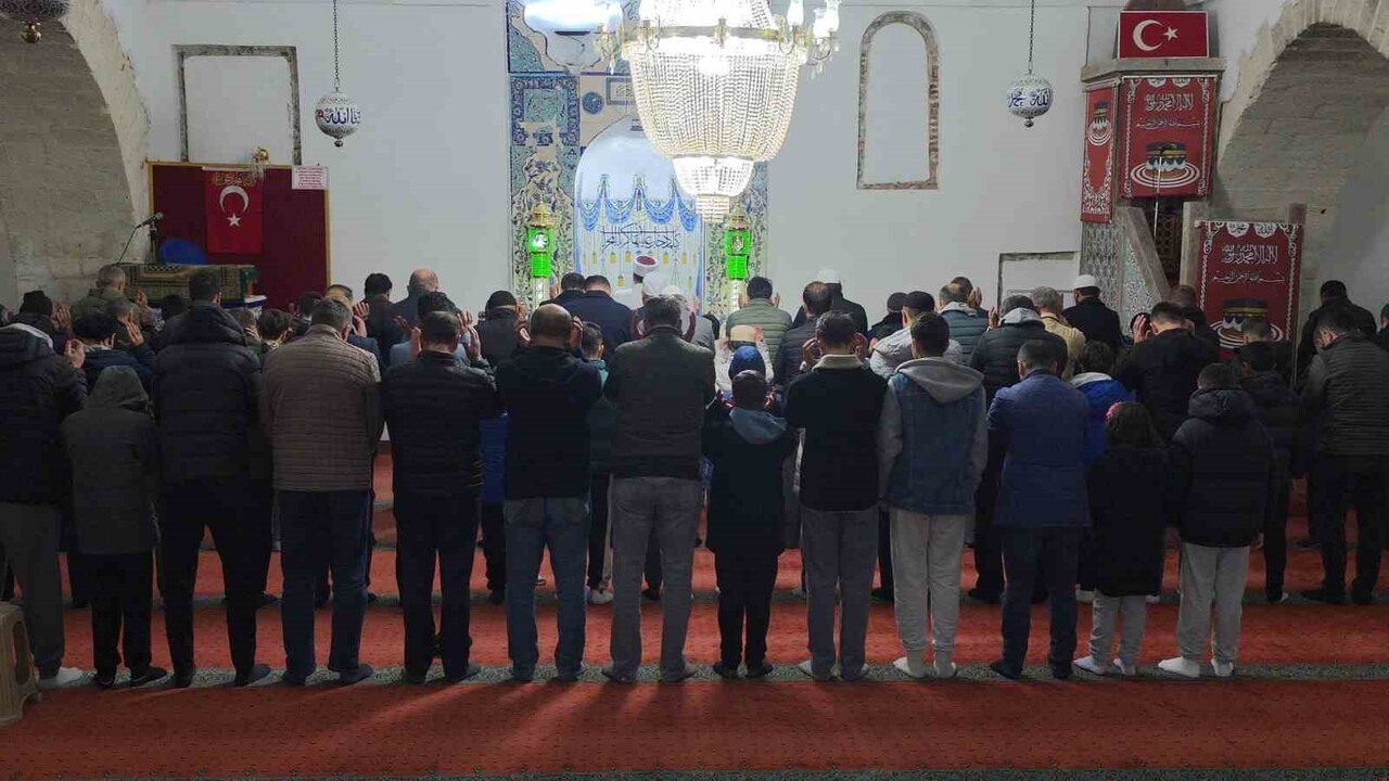 KÜTAHYA'DA "GENÇLER CAMİDE, ALINLAR SECDEDE" BULUŞMASI YOĞUN KATILIMLA GERÇEKLEŞTİ