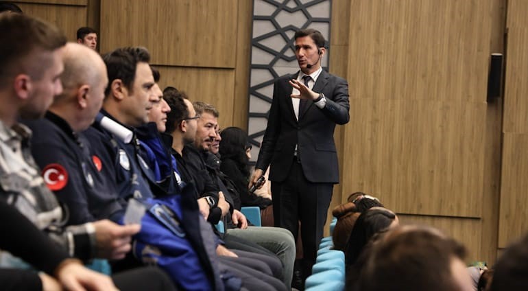 KÜTAHYA BELEDİYESİ'NDEN PERSONELİNE "ETKİLİ İLETİŞİM DAVRANIŞ BİÇİMLERİ" EĞİTİMİ