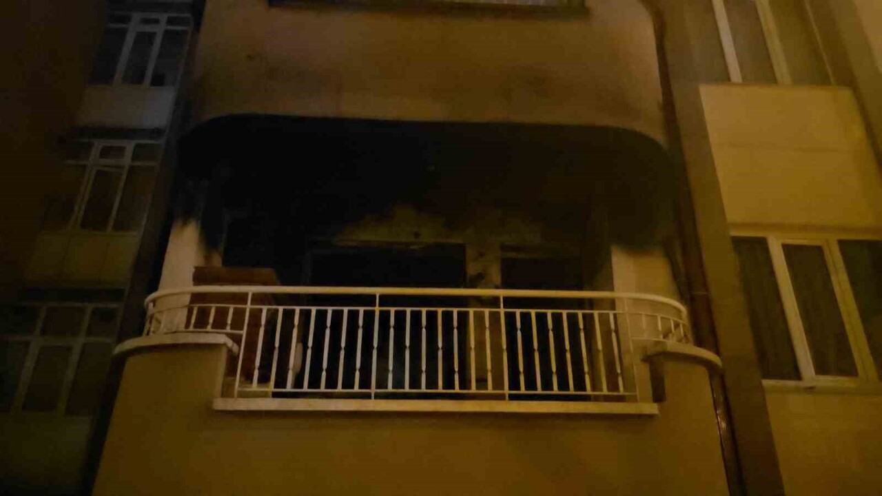 KÜTAHYA’DA APARTMAN YANGINI: 1 KİŞİ HAYATINI KAYBETTİ, 2 KİŞİ YARALANDI