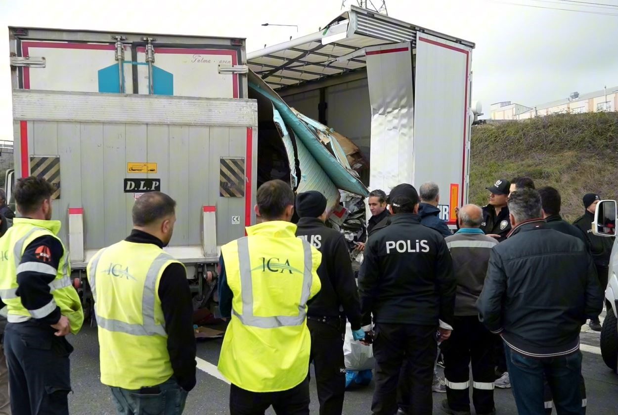 KUZEY MARMARA OTOYOLU'NUN ARNAVUTKÖY AYRIMINDA GERİ GERİ GİDEN TIRA KAMYONET ÇARPTI. KAZADA 1 KİŞİ...