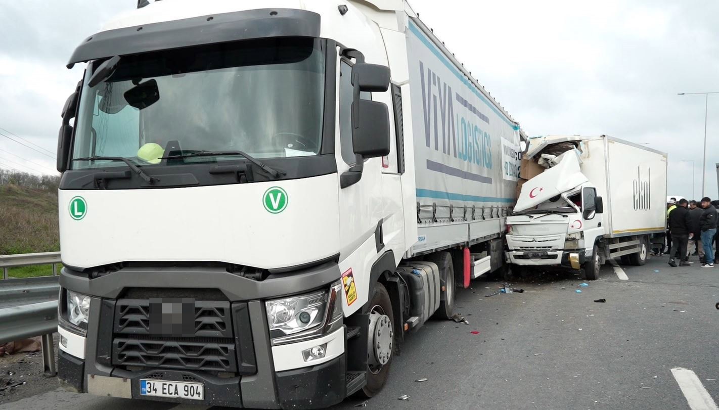 KUZEY MARMARA OTOYOLU'NUN ARNAVUTKÖY AYRIMINDA GERİ GERİ GİDEN TIRA KAMYONET ÇARPTI. KAZADA 1 KİŞİ...