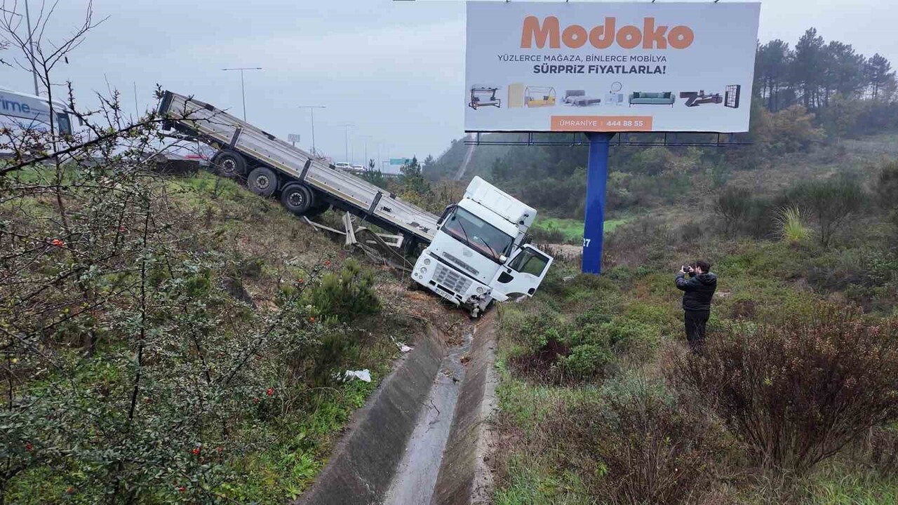 KUZEY MARMARA OTOYOLU’NDA ETKİLİ OLAN SAĞANAK YAĞIŞ, KAYGANLAŞAN YOLDA TIR’IN KONTROLDEN ÇIKARAK...