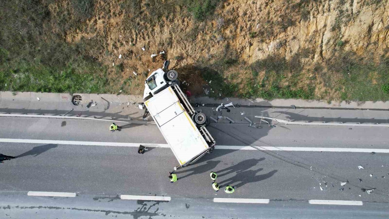 KUZEY MARMARA OTOYOLU ÜZERİNDE İKİ KAMYON VE BİR TIRIN KARIŞTIĞI ZİNCİRLEME TRAFİK KAZASI MEYDANA...