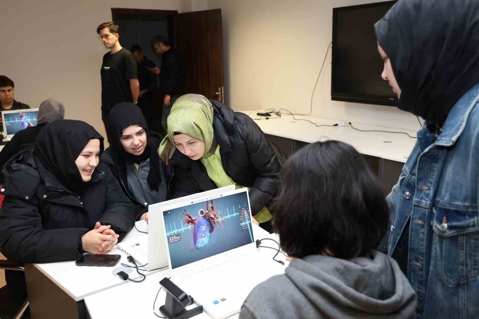 LİSELİ ÖĞRENCİLER, DÜZCE ÜNİVERSİTESİ MÜHENDİSLİK FAKÜLTESİ, EĞİTİM FAKÜLTESİ İLE SÜS VE TIBBİ...