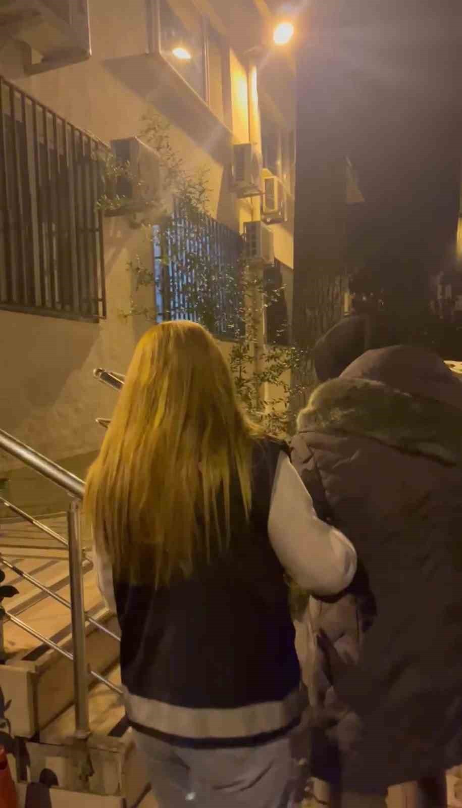 MAĞDURLARIN DURUMU FARK EDİP SAVCILIĞA BAŞVURMASI ÜZERİNE GÖZALTINA ALINAN ÖZNUR K. SEVK EDİLDİĞİ...